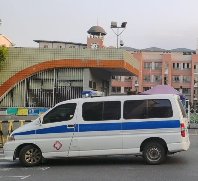 武平救护车出租护送骨折病人一公里多少钱